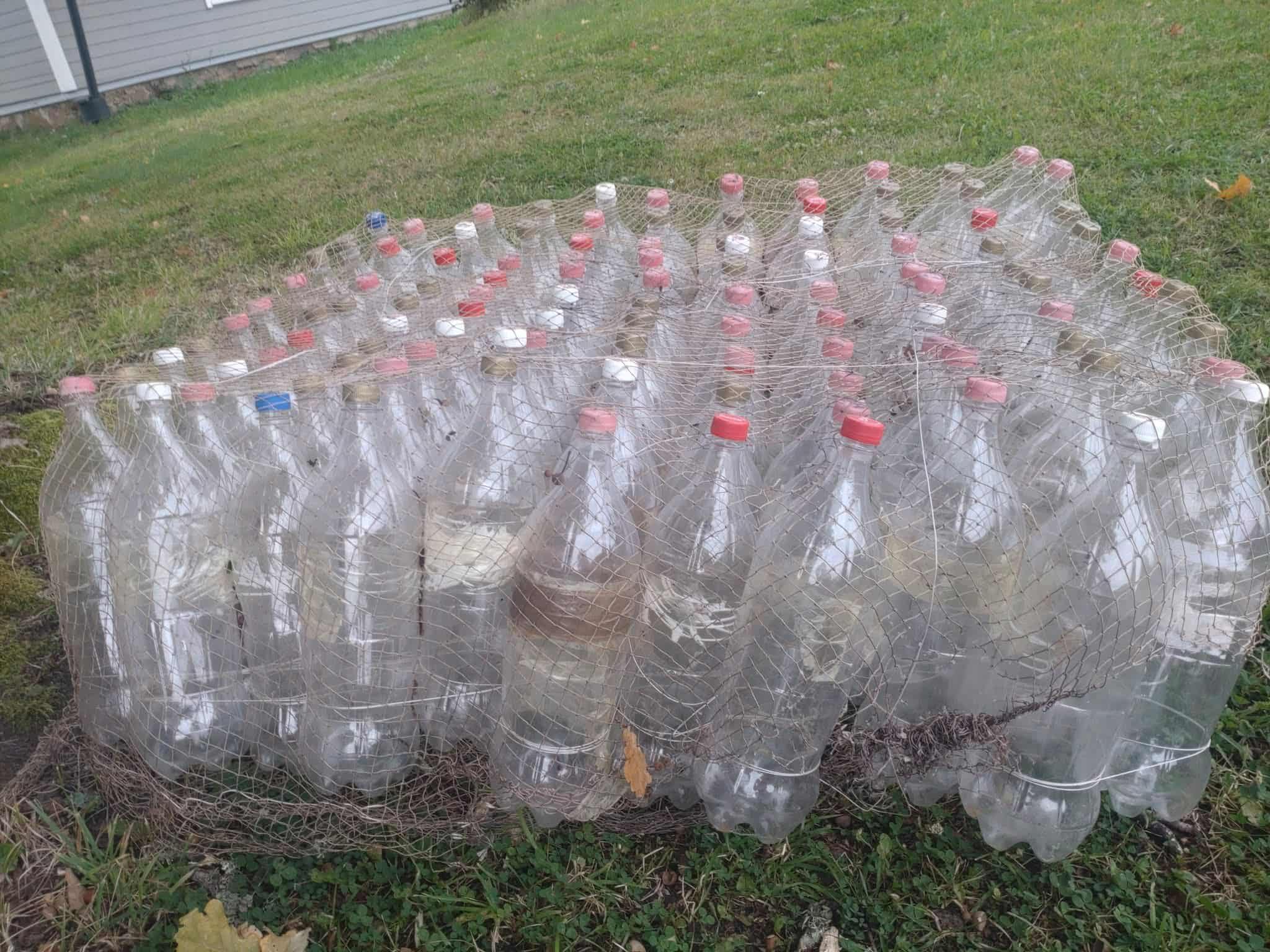 Rõuge-Nursis ootab uut omanikku plastpudelitest meisterdatud parv. 23. septembril on ujuk veel täiesti saadaval. Foto: ERAKOGU